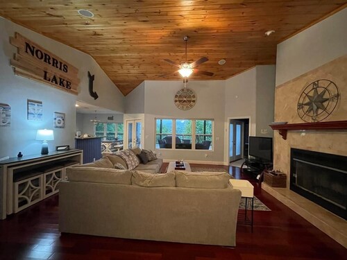 NEW LISTING! 5Bed 3Bath Lakefront Retreat, 2 slip dock, sun deck & slide!