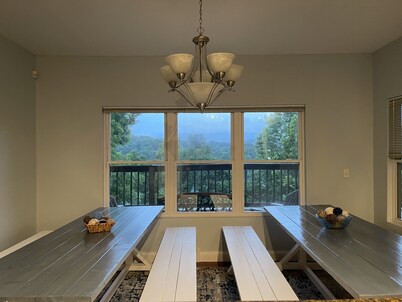 NEW LISTING! 5Bed 3Bath Lakefront Retreat, 2 slip dock, sun deck & slide!