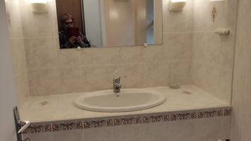 Een douche, een haardroger, toiletpapier