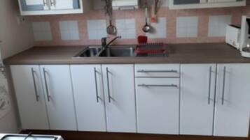 Een koelkast, een microgolfoven, een oven, een kookplaat