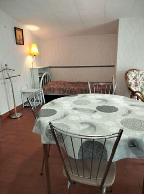 1 slaapkamer, een strijkplank/strijkijzer, gratis wifi, beddengoed