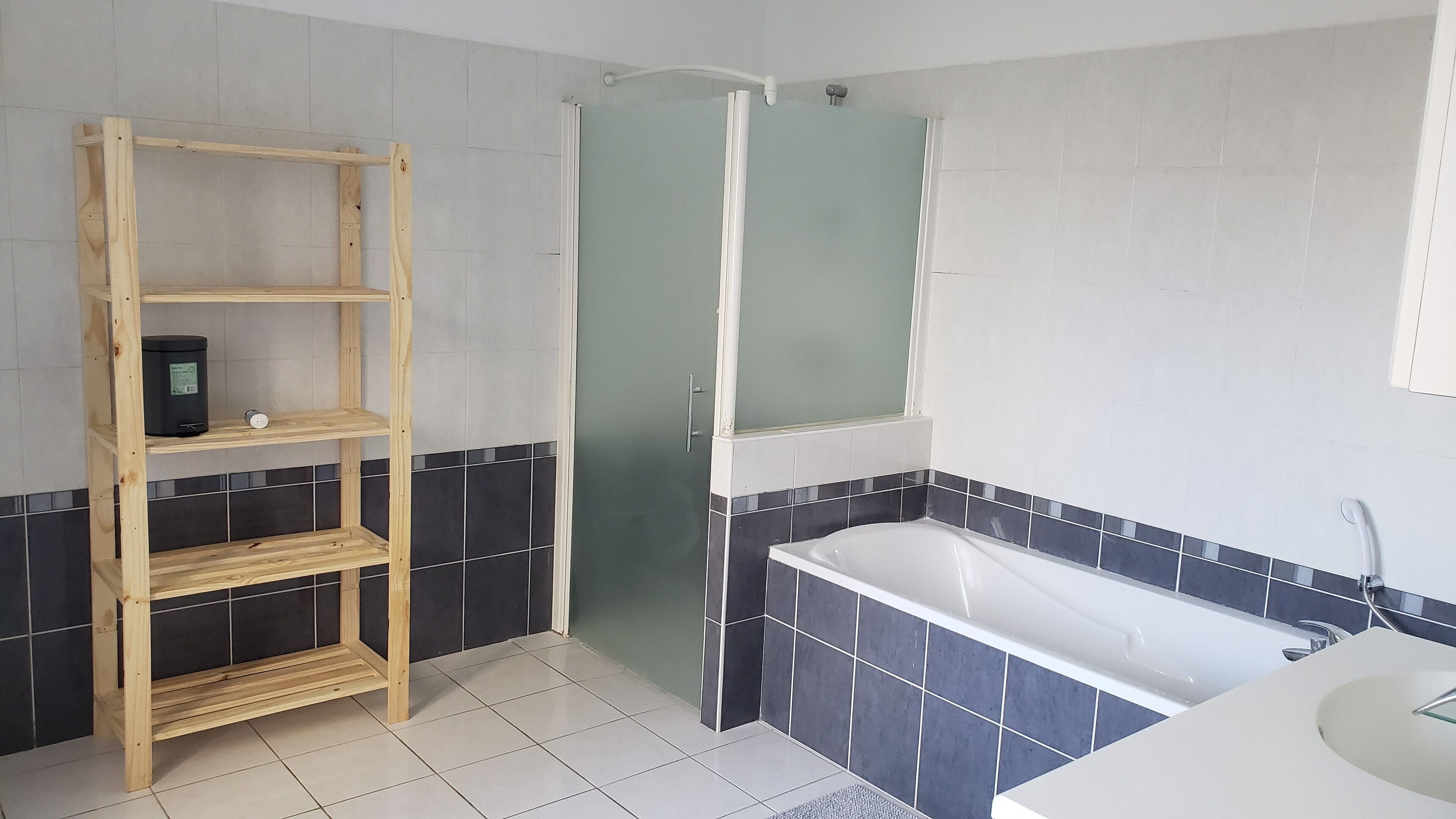 Serviettes fournies, papier toilette