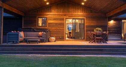 Upscale Cabin Retreat
6-bedroom, Gourmet Kitchen, King Suites, Teton Vistas