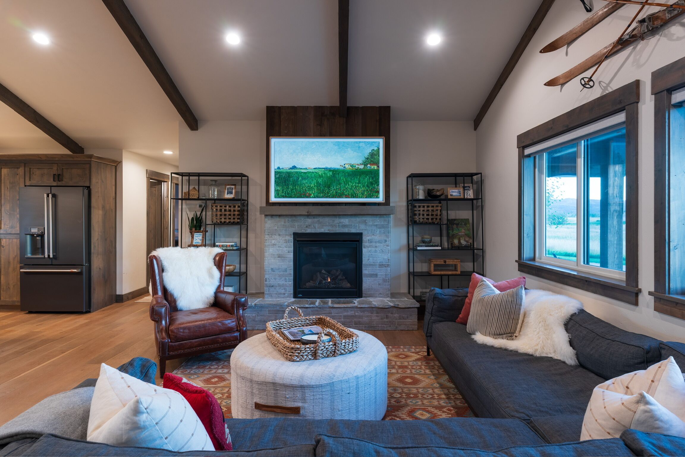 Smart TV, fireplace, ping pong, books