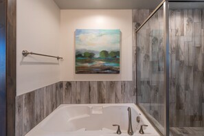 Regadera, amenidades de baño ecológicas, secadora de cabello, toallas 