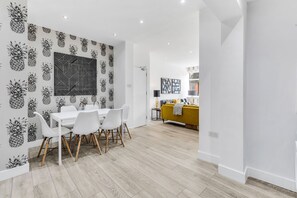 Dining - We Stay Baxter Gate 3 Bedroom Apartment (Loughborough)