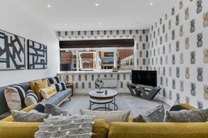 TV, offices - We Stay Baxter Gate 3 Bedroom Apartment (Loughborough)