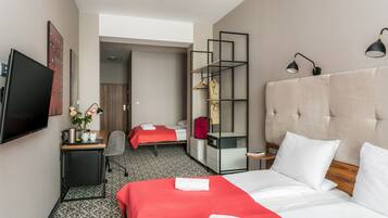 Premium-Vierbettzimmer | Zimmersafe, Bügeleisen/Bügelbrett, kostenloses WLAN