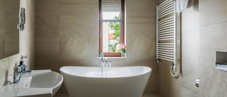 Premier Studio Suite | Bathroom | Towels, soap, shampoo, toilet paper