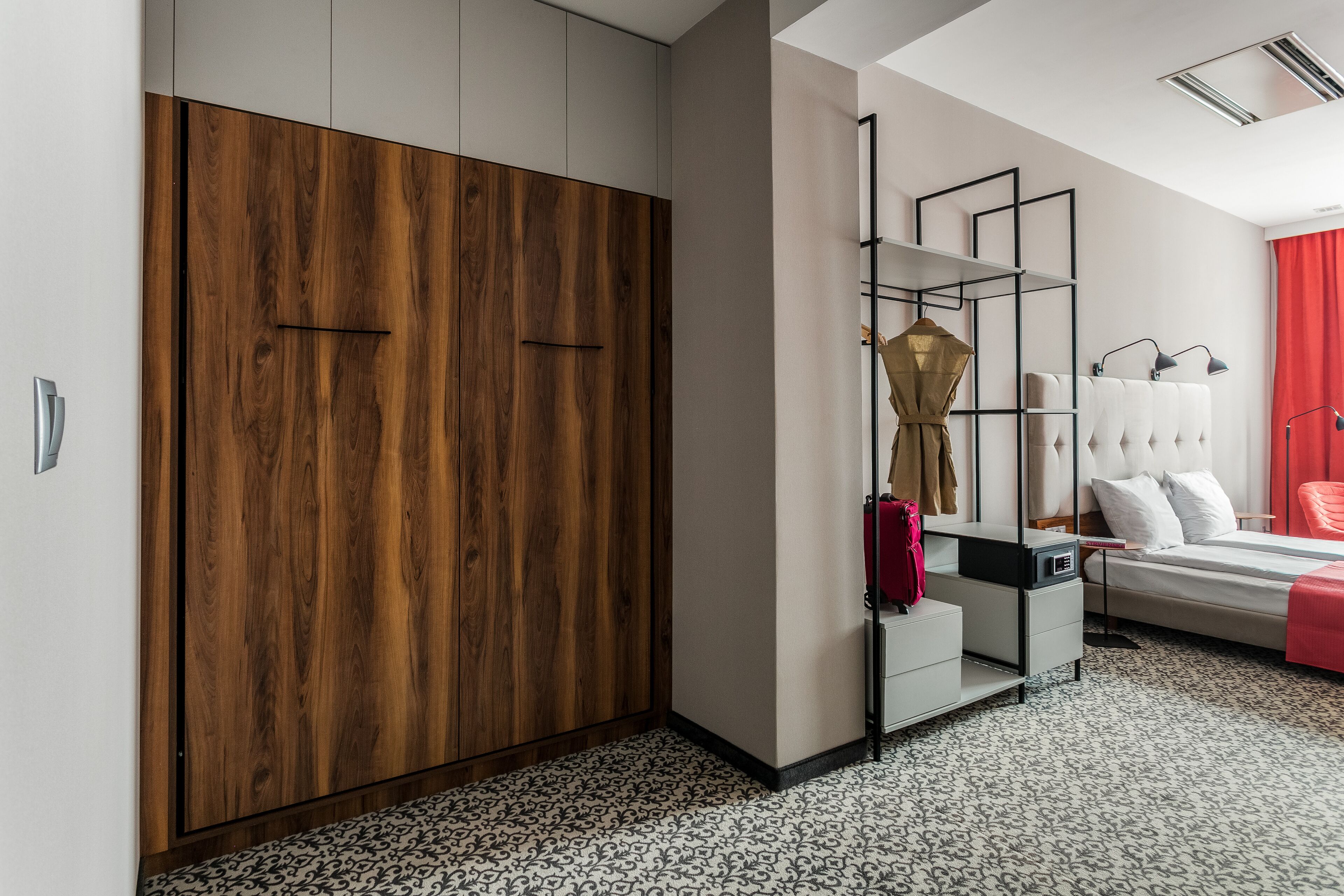 Une chambre à coucher moderne, comprenant une armoire, un lit, une table de chevet et un miroir.