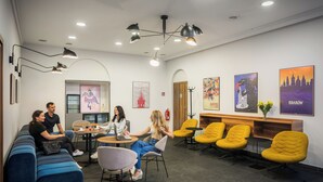 A modern lounge area with seating, tables, and artwork on the walls. - No.23 Premium Aparthotel (Kraków)