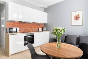 Appartement | Cuisine privée | Réfrigérateur grande capacité avec congélateur, surface de cuisson