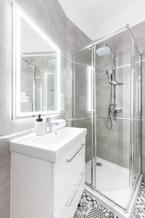 Apartamento | Baño | Ducha, cabezal de ducha tipo lluvia, secador de pelo y toallas