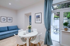 Deluxe-huoneisto | Kannettavalle tietokoneelle sopiva työtila, silitysrauta/-lauta