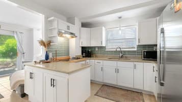 Een koelkast, een magnetron, een kookplaat