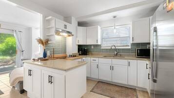 Refrigerador, microondas, parrilla de estufa y cafetera y tetera