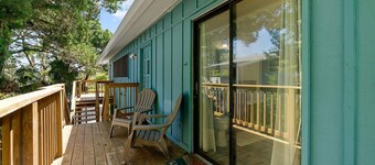 Sandpiper Cottage- Walk to Beach and Pier!