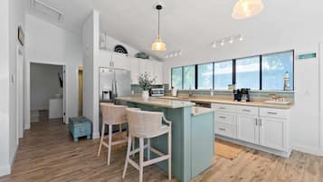 Réfrigérateur, micro-ondes, plaque de cuisson, lave-vaisselle