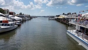 Un port de plaisance avec des bateaux amarrés et un ciel dégagé.