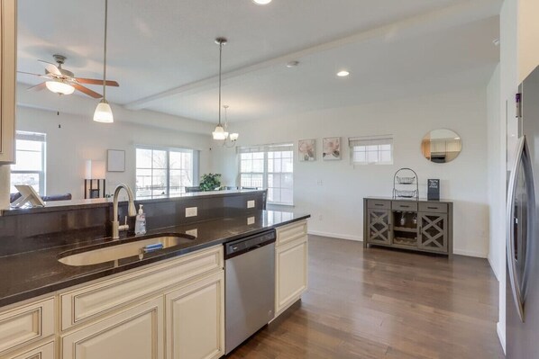 冷蔵庫、電子レンジ、オーブン、コンロ