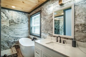 Gratis toiletartikelen, een haardroger, handdoeken