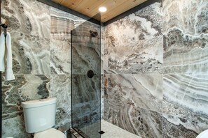 Articles de toilette gratuits, sèche-cheveux, serviettes fournies