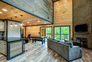 Smart TV, chimenea y tenis de mesa