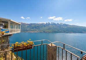 Un balcón con vistas a un lago y montañas.