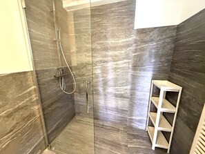 Shower, towels