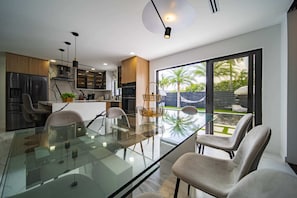 Dining - Luxury Villa in Miami Near Beaches (Miami)