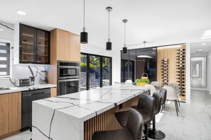 Fridge, microwave, oven, stovetop - Luxury Villa in Miami Near Beaches (Miami)