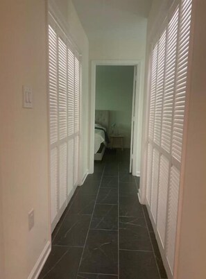 Room - Modern live/work/art/hike space close to downtown (Roanoke)