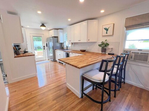 COZY 3 BR/2 BA CAPE COD IN QUIET NEIGHBORHOOD. CLOSE TO OB CENTER AND LAGOON.