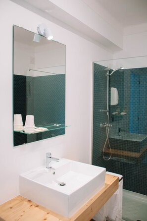 Habitación triple básica | Wifi gratis y ropa de cama