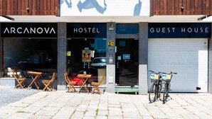 A hostel with outdoor seating and a guest house. - ARCA NOVA GUEST HOUSE & HOSTEL (Caminha)