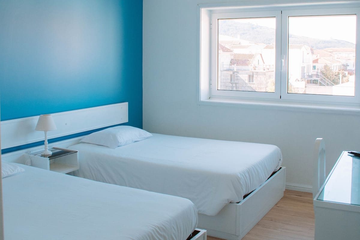 Habitación tradicional con 2 camas individuales | Wifi gratis y ropa de cama