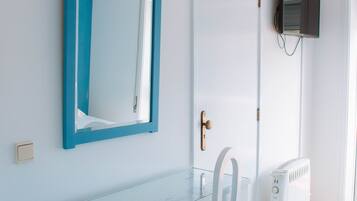Habitación triple básica | Wifi gratis y ropa de cama