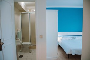 A bathroom with a toilet, sink, and shower. - ARCA NOVA GUEST HOUSE & HOSTEL (Caminha)