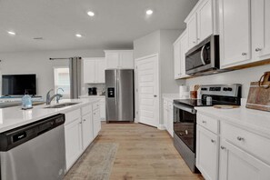 Fridge, microwave, oven, stovetop - Pet-Friendly Windmark Beach, Resort Pools, FREE Golf Cart Access (Port St. Joe)