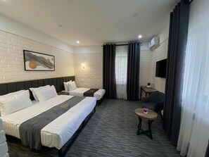 家庭三人房 | 客房内保险箱、遮光窗帘、熨斗/熨板、免费 WiFi