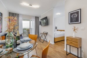 1 makuuhuone, työpöytä, silitysrauta/-lauta, vuodevaatteet