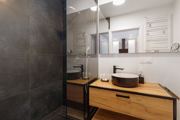 Shower, free toiletries, hair dryer, towels - Sun Towers Lux by Renters Prestige (Swinoujscie)