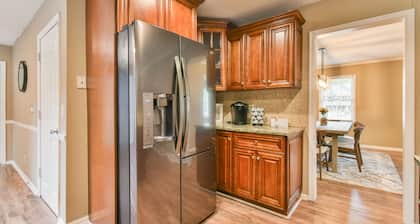 East Cobb Newly Renovated Oasis! 10 min from the Battery and Sports Complex!