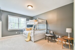 5 bedrooms, iron/ironing board, WiFi, bed sheets