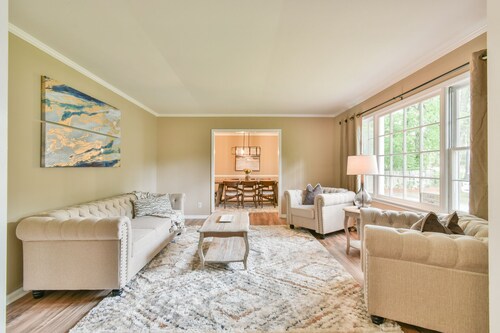 East Cobb Newly Renovated Oasis! 10 min from the Battery and Sports Complex!