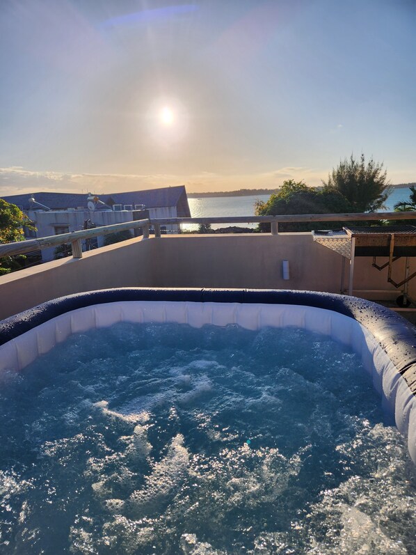 Outdoor spa tub
