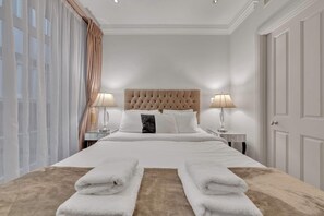 4 bedrooms, desk, iron/ironing board, WiFi - Luxurious 4-Bed Mews House in London (London)