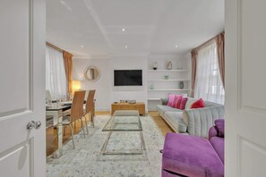 TV, offices - Luxurious 4-Bed Mews House in London (London)