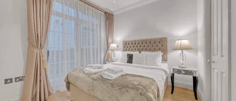 4 bedrooms, desk, iron/ironing board, WiFi