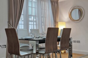 Dining - Luxurious 4-Bed Mews House in London (London)